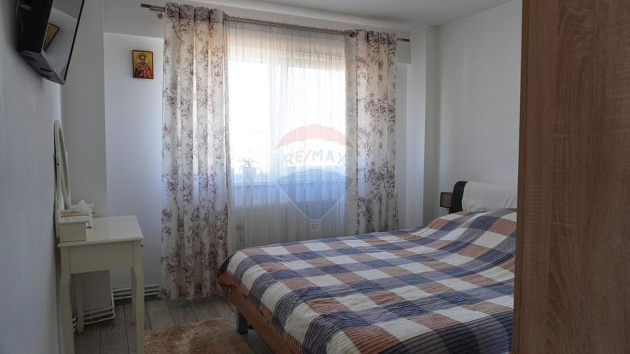 Apartament cu 3 camere decomandat în Calea București