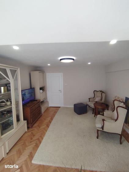 Apartament cu 4 camere decomandat în Central