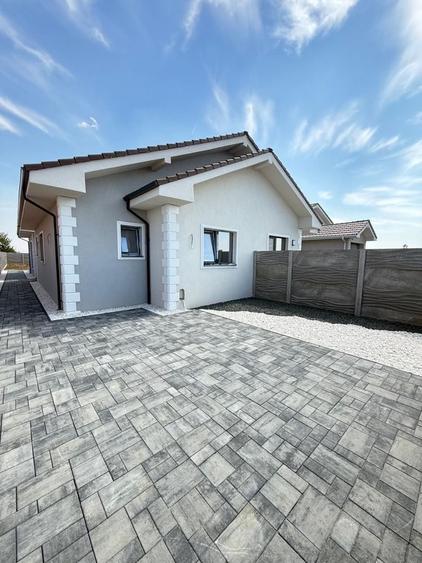 Casă cu 3 camere decomandat în Moșnița Nouă