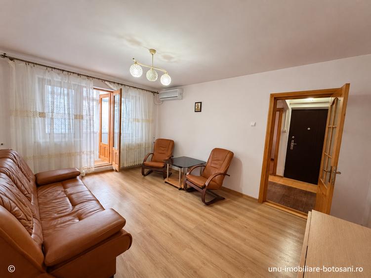 Apartament cu 3 camere semidecomandat în Central