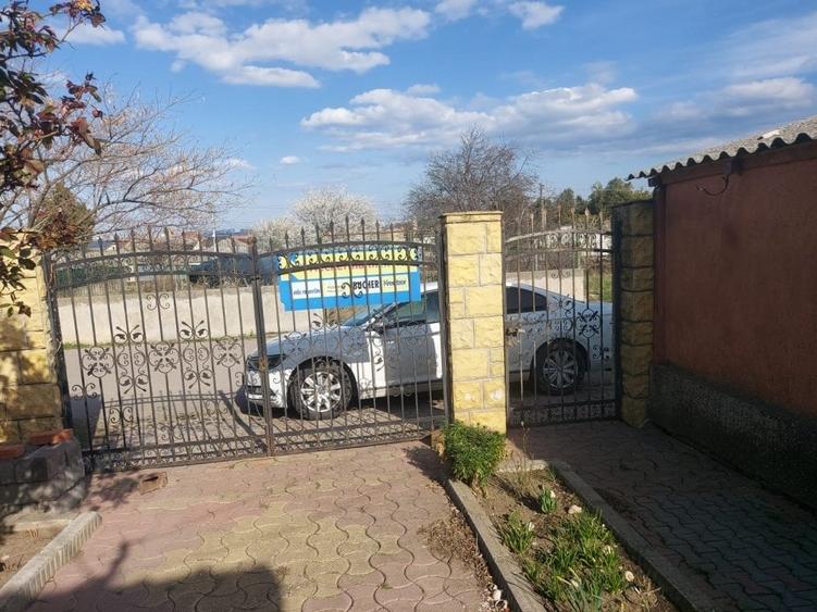 Casă individuală cu 7 camere cu Teren 777 Mp în Sud