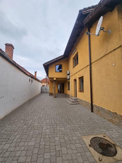 Casă individuală cu 7 camere cu Garaj în Central