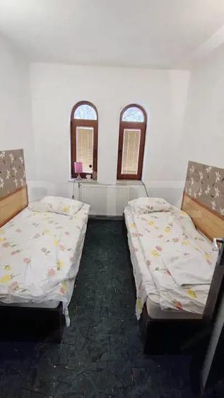 Casă cu 11 camere cu Teren 670 Mp în Clăbucet