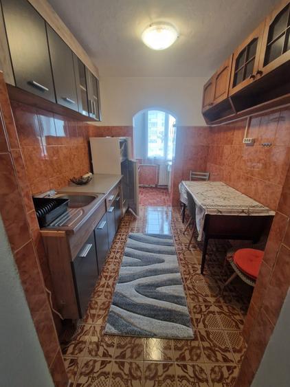 Apartament cu 3 camere decomandat în Girocului