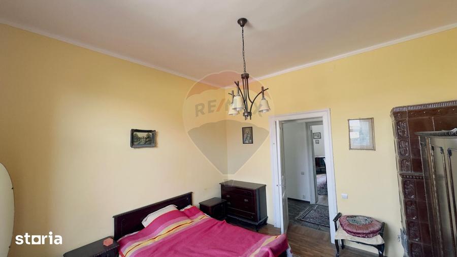 Casă cu 6 camere cu Teren 3300 Mp în Central