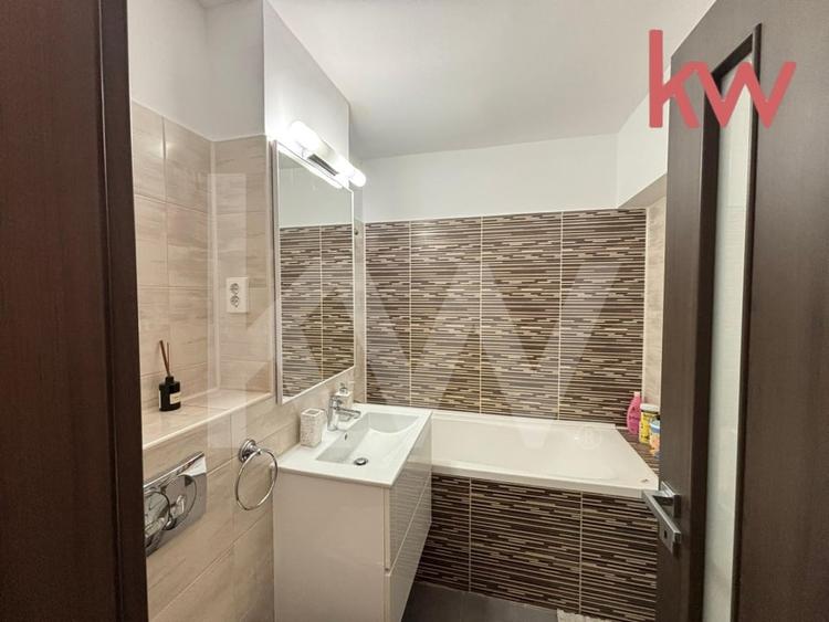 Apartament cu 3 camere decomandat, mobilat în Craiovița Nouă