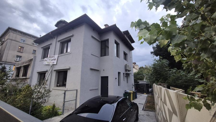 Casă individuală cu 7 camere cu Canalizare în Drumul Sării