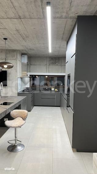 Casă cu 7 camere cu Teren 1000 Mp în Central