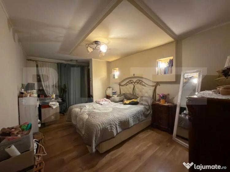 Apartament cu 3 camere semidecomandat în Craiovița Nouă