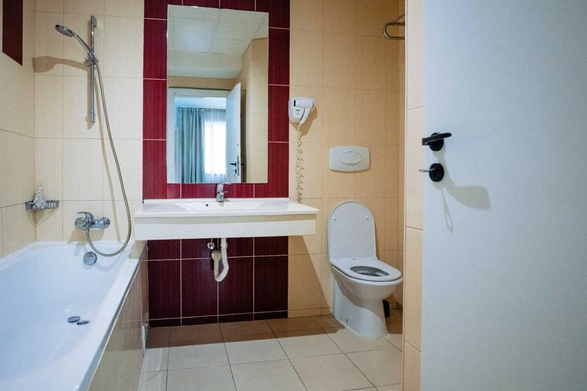 Apartament cu 3 camere decomandat în Runcu