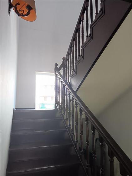 Casă individuală cu 10 camere cu Teren 700 Mp în Valea Lupului