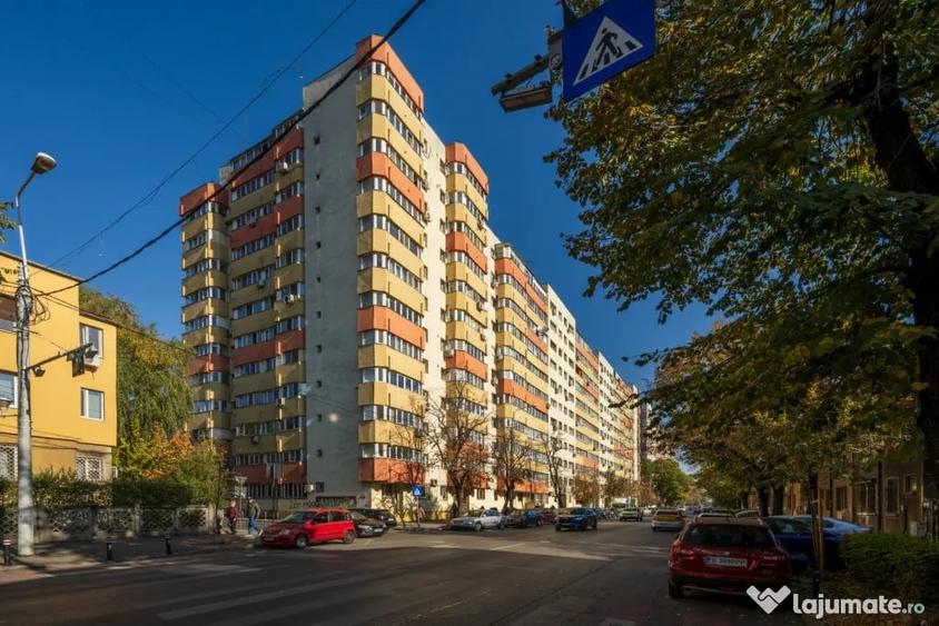 Apartament cu 4 camere semidecomandat în Lacul Tei