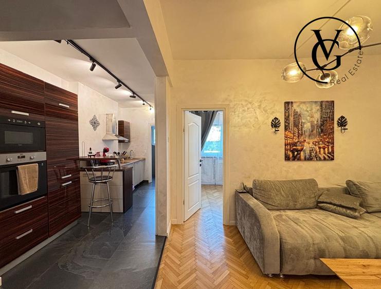 Apartament cu 4 camere semidecomandat, mobilat în P-ța Universității
