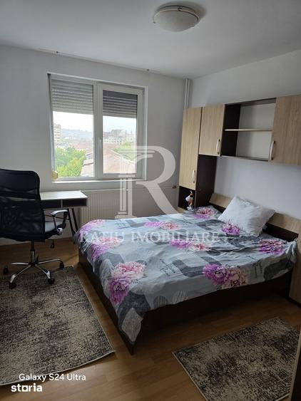 Apartament cu 4 camere decomandat, mobilat în Decebal