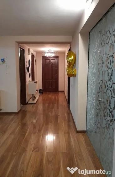 Apartament cu 5 camere decomandat, mobilat în Central