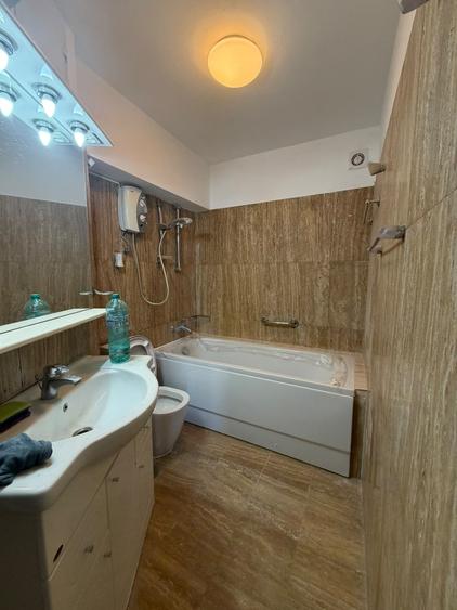 Apartament cu 4 camere semidecomandat în Unirii