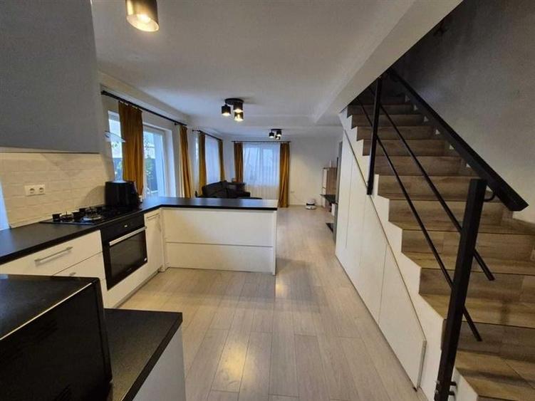 Duplex cu 3 camere cu Canalizare în Triaj