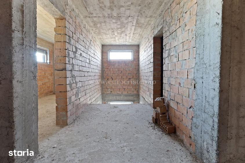 Casă cu 8 camere cu Teren 500 Mp în Schitu