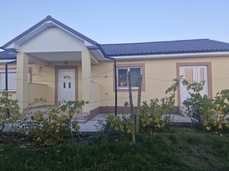 Casă cu 2 camere decomandat în Ciocârlia