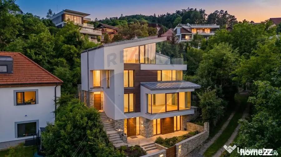 Casă cu 7 camere cu Teren 1056 Mp în Central