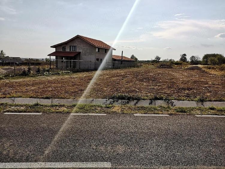 Teren de 2700 mp, în Lelești