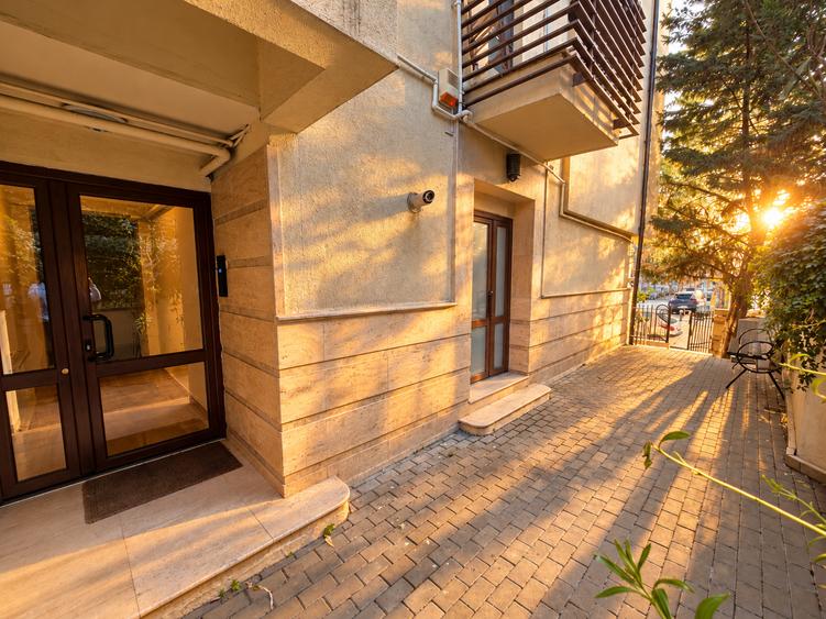 Apartament cu 4 camere decomandat în Floreasca