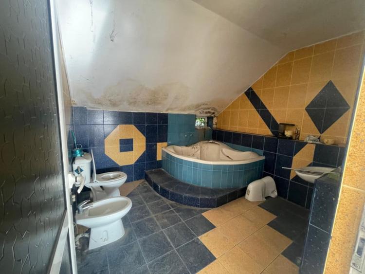 Casă cu 5 camere cu Teren 284 Mp în Central
