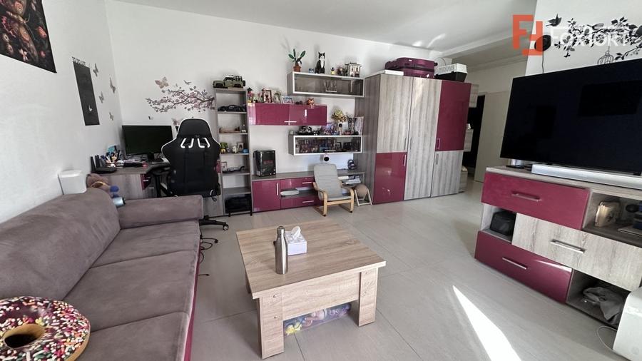 Apartament cu 3 camere decomandat, mobilat în Buziașului
