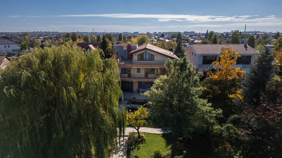 Casă individuală cu 17 camere cu Canalizare în Lacul Morii