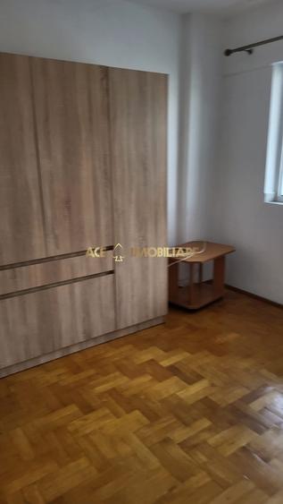 Apartament cu 3 camere semidecomandat, mobilat în Moșilor