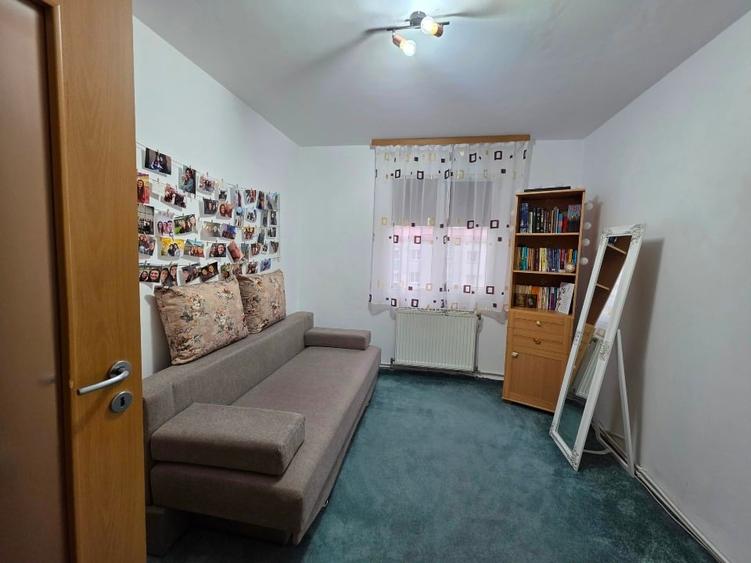Apartament cu 3 camere semidecomandat, mobilat în Micro II