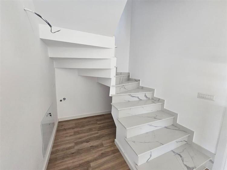 Duplex cu 4 camere cu Canalizare în Ipotești