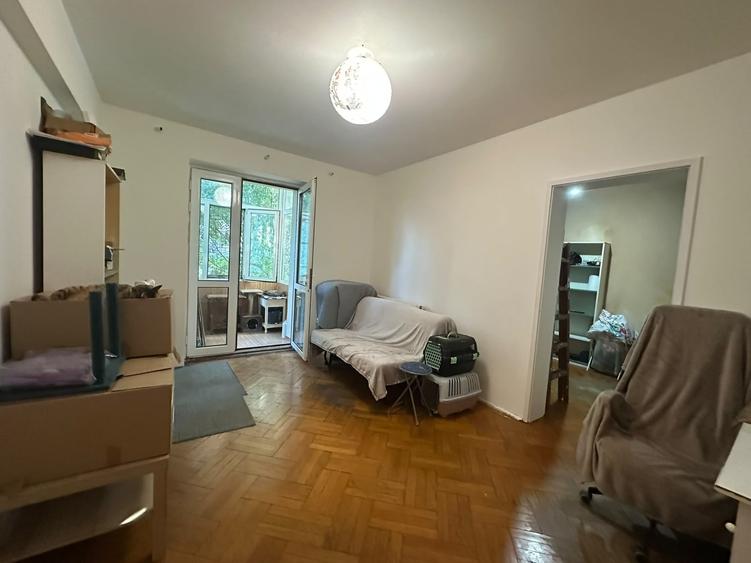 Apartament cu 3 camere semidecomandat în Bucureștii Noi
