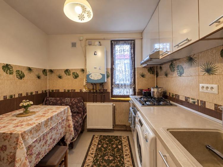 Apartament cu 3 camere decomandat, mobilat în Alexandru cel Bun
