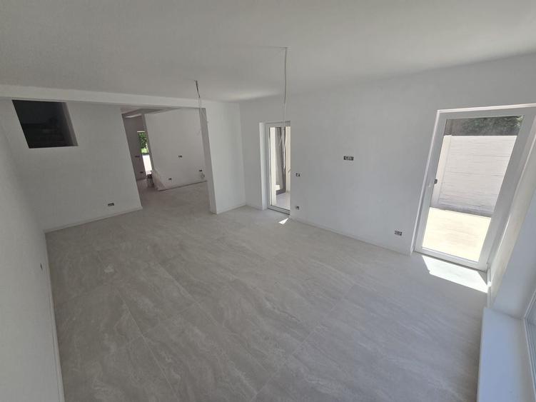 Duplex cu 4 camere cu Canalizare în Ghiroda