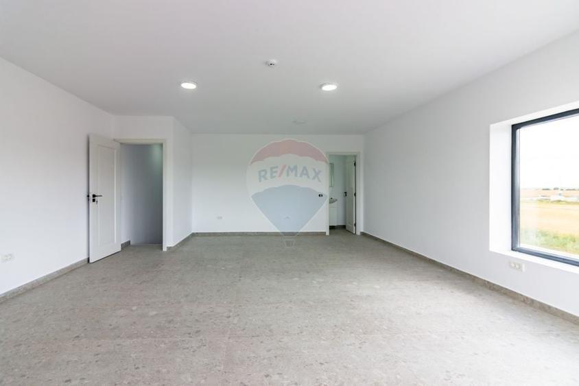 Spațiu comercial, de 560 mp, în Balotești