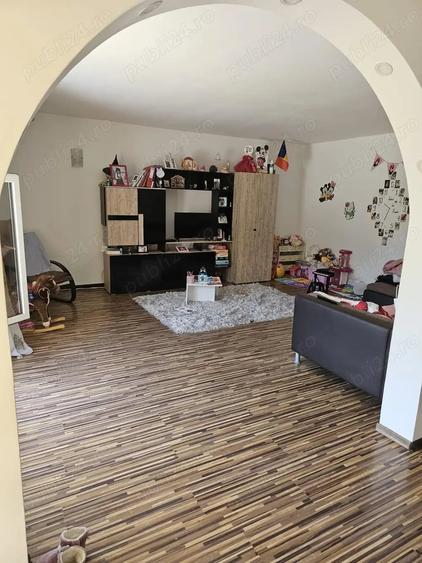 Casă cu 5 camere în Florești