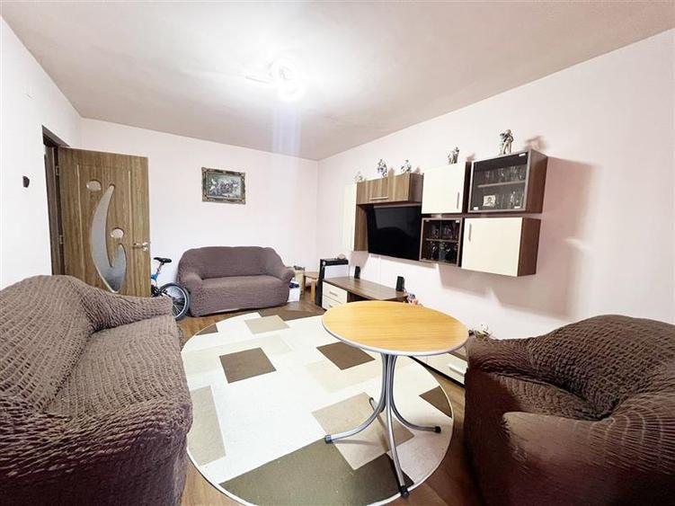 Apartament cu 4 camere decomandat, mobilat în Răcădău