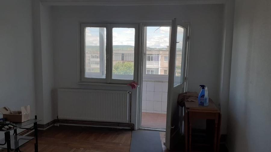 Apartament cu 3 camere decomandat în Prundu