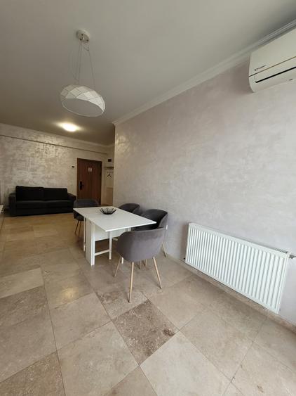 Apartament cu 3 camere semidecomandat, mobilat în Central