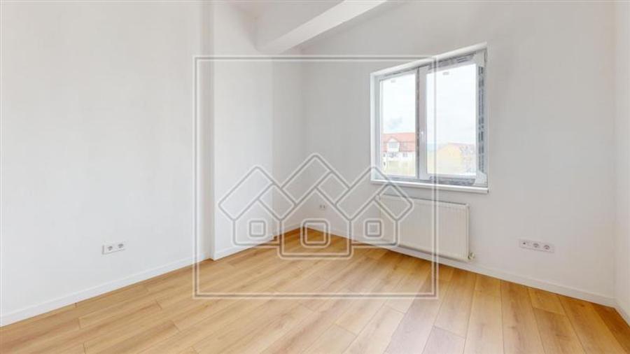 Apartament cu 3 camere decomandat în Hipodrom 4