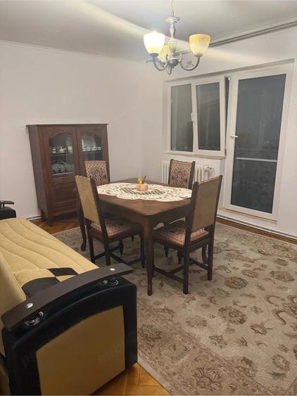 Apartament cu 3 camere decomandat în Girocului