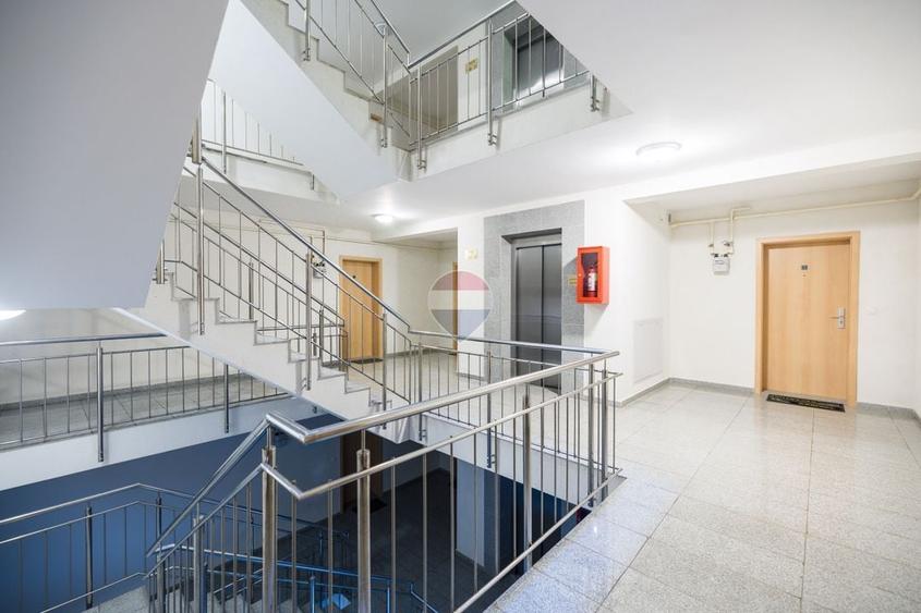 Apartament cu 2 camere decomandat, mobilat în Tractorul