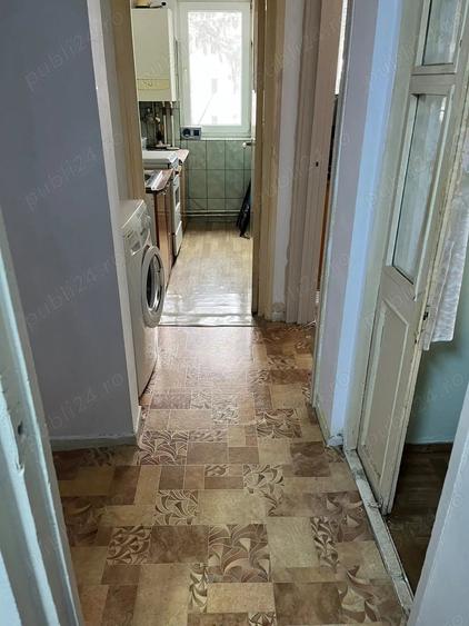 Apartament cu 3 camere semidecomandat în Periferie