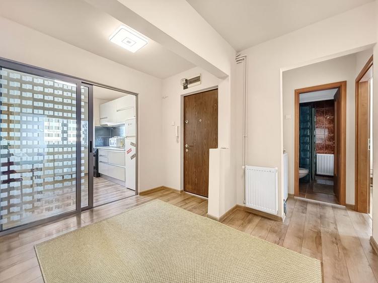 Apartament cu 4 camere decomandat, mobilat în Central