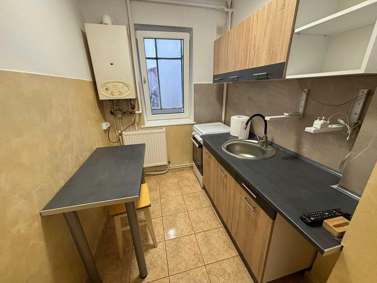 Apartament cu 3 camere semidecomandat în Exterior Vest