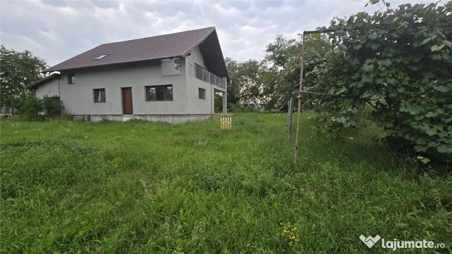 Casă cu 5 camere cu Teren 1483 Mp în Mitocu Dragomirnei