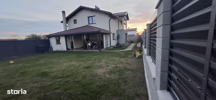 Casă cu 3 camere în Vânătorii Mici