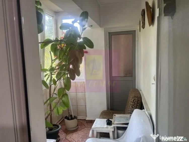 Apartament cu 3 camere decomandat în Drumul Sării