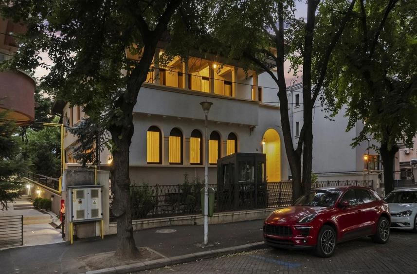 Casă cu 8 camere cu Canalizare în Aviatorilor